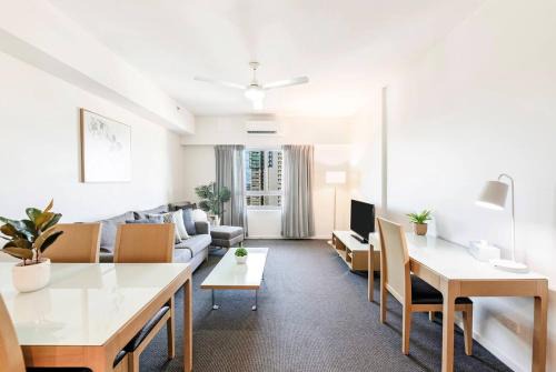 Inner Bloom - Tropical Chic in the CBD
