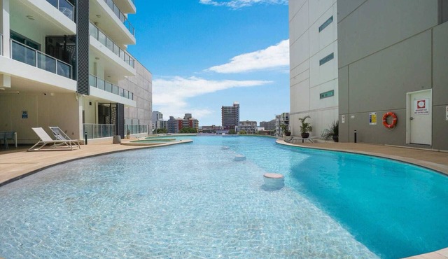 Inner City Studio with Pool and Free parking by Tropical BNB