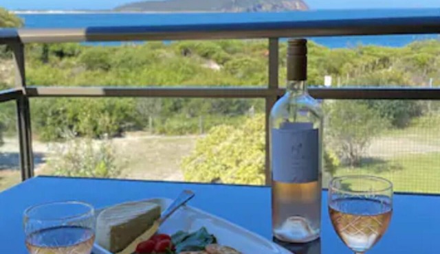 INTREPID 10 - Beachfront, breathtaking views, WIFI, LINEN
