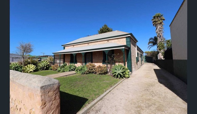 'Kingfisher Lodge' offering a Spacious 4 Bedroom Home with Spa bath