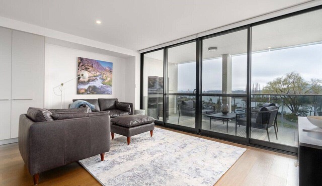 Kingston Foreshore Apt with Water Views