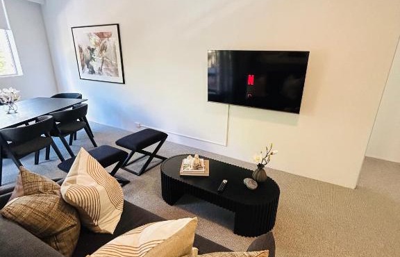 KozyGuru | Camperdown | Cozy 2-Bed Apt + Parking