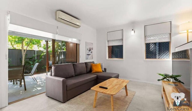 KozyGuru | Spring Hill | Cosy 1 Bed1Bath