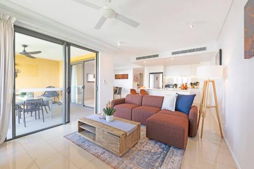Lagoon Edge - Waterfront Living with Pool near CBD