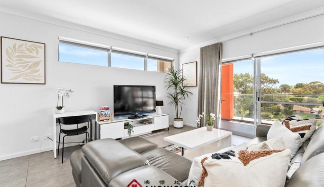 Lakeside Executive Retreat near Westfield Shops