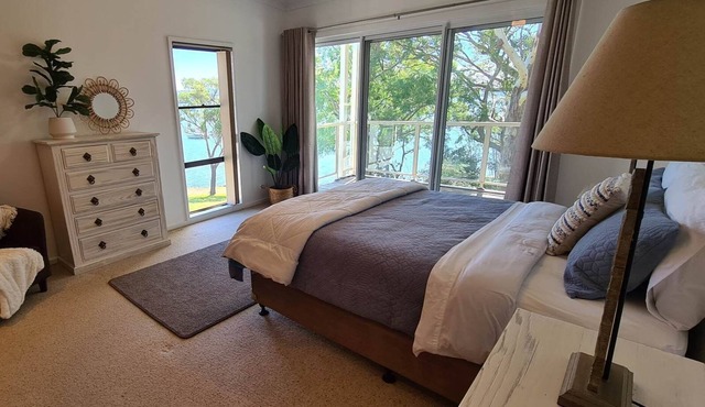 Lakeside waterfront, beautiful boardwalk to cafes & shops