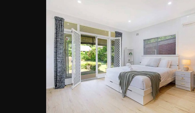 Large 4 Bedroom House with Free Parking on Site, 10 km to Sydney CBD