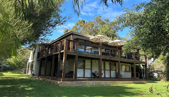 Large Eagle Bay Holiday Apartment Very Close to Beach