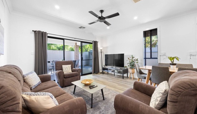 Largs Tides—Modern Stay Between Beach & Dining