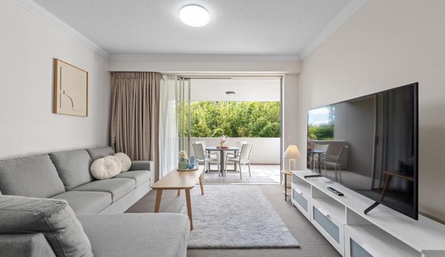 Leafy and Quiet 2BR - Close to Hospital with Parking