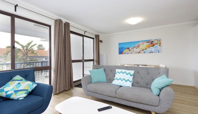 Light & Bright Apartment, 5 minute walk to the Beach