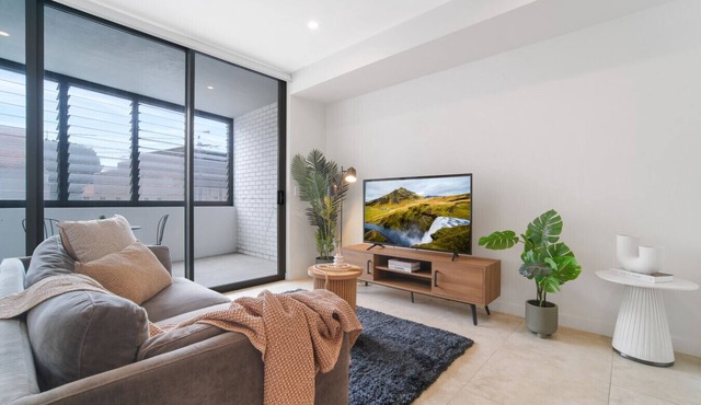 Light-Filled Homey 2BR Free Parking
