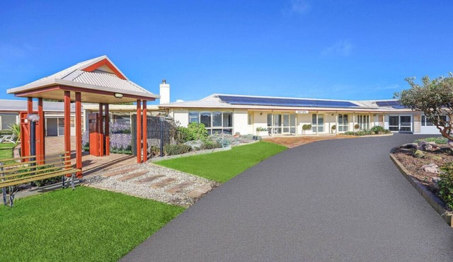 Logans Beach Apartments - The Beach House