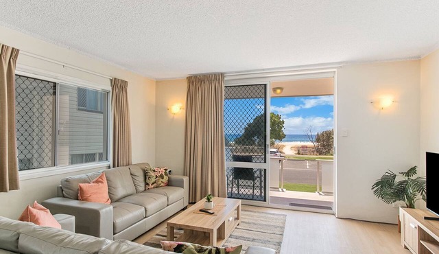 Longbeach 6 - Beachfront Bilinga - Min. 3 night stays!