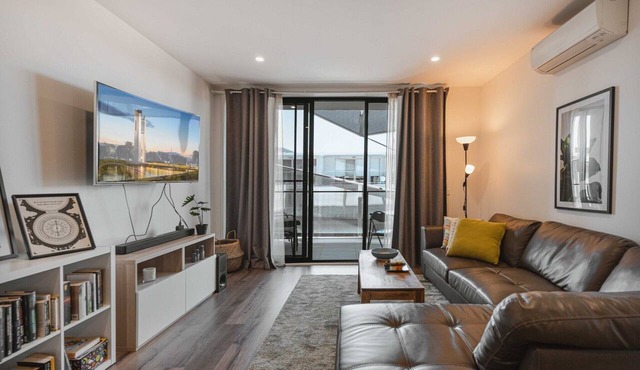Lonsdale St 1-Bed Unit with Study Area and Parking