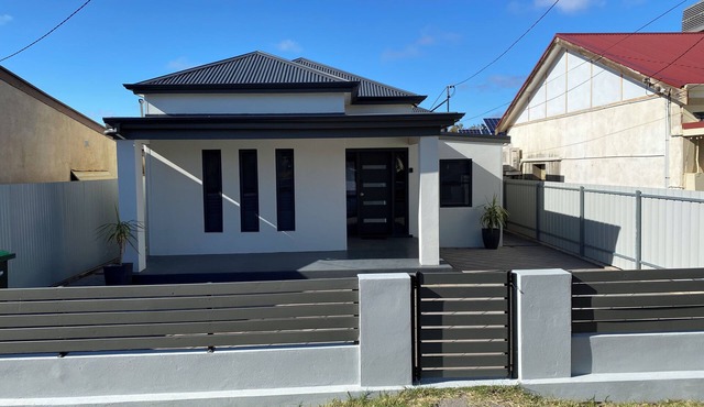 Lux Modern 4 Bedroom home 3 minuts to all Sopping centres