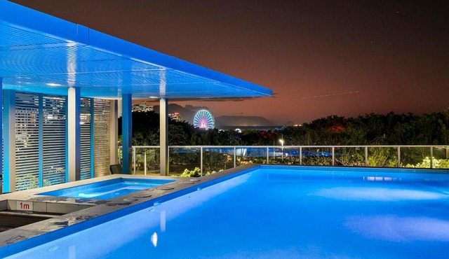 Lux Waterfront at Harbour Lights, prime location, Pool, Gym, Sauna