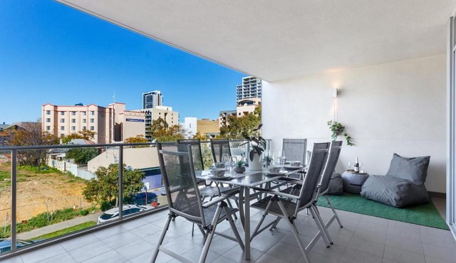 Luxe Chic 3BR Apt City Skyline views