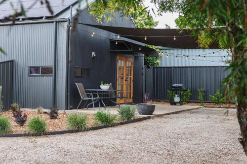 Luxe Loft - Contemporary Comfort by Mudgee's CBD
