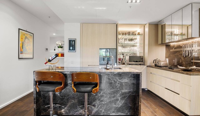 Luxury 2B2B Albert Park Lakeside Apartment w/Car Park, Pool, Sauna & Gym