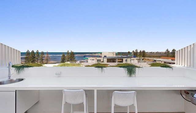 Luxury 5-floor Unit with Ocean Views near Beach