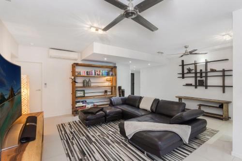 Luxury Beachfront Apartment with Direct Pool Access