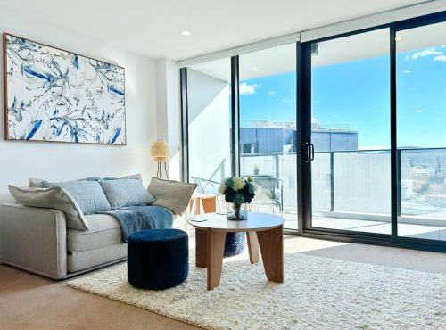 Luxury CBD Apartment, Level 14 Views, Walk to Canberra Centre & Dining & FREE PARKING