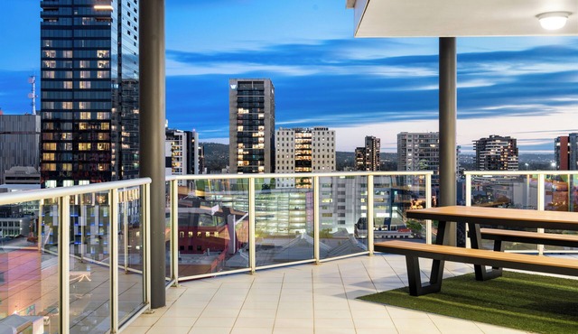 Luxury CBD Penthouse | Ocean + City Views | Pool, Parking & Balcony | Sleeps 6