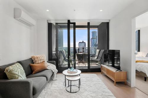 Luxury Docklands 2BR Apt Pool Gym and City Views