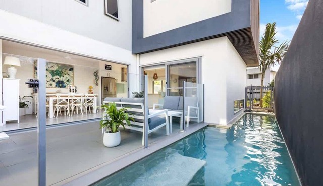 Luxury Living with Heated Pool in Birtinya