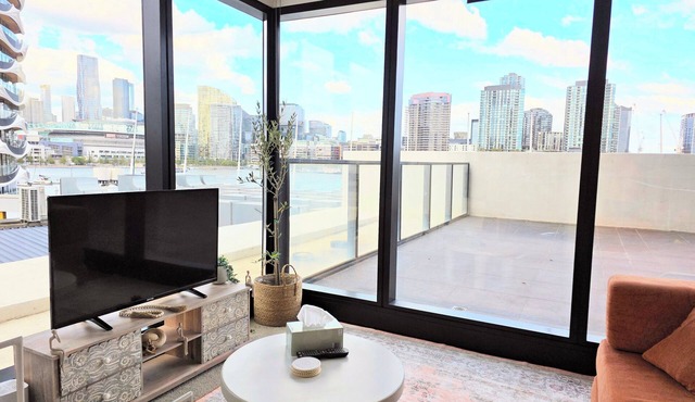 Luxury Marina Tower Stay | Waterfront & City Views