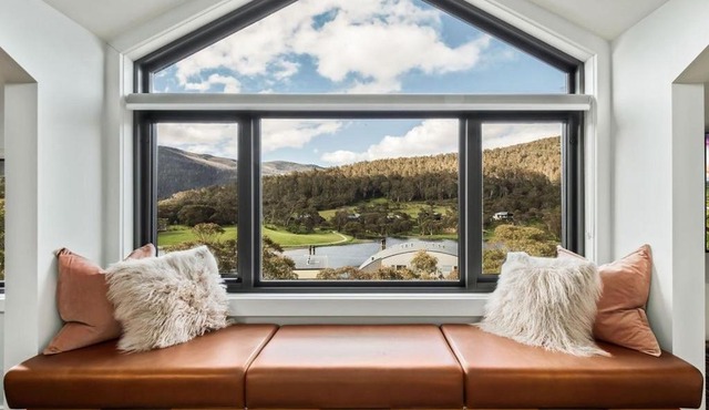 Luxury Mountain Chalet one of Crackenback's best