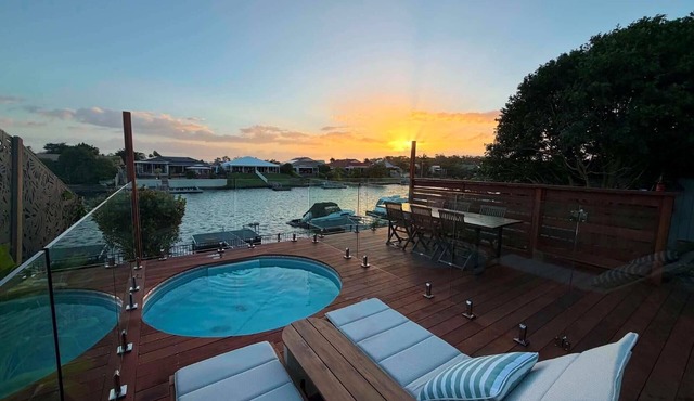 Luxury Waterfront Retreat: Pet friendly Canal Home with Jetty on Bribie Island!