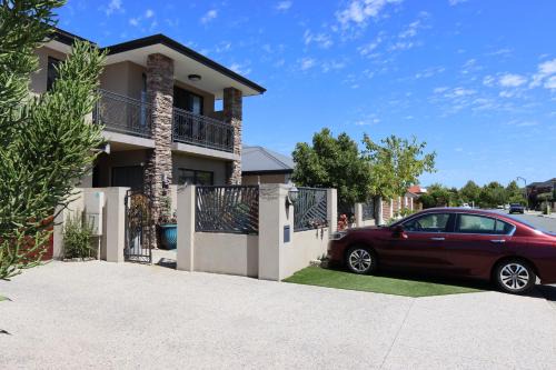 Midby's Elegant Guesthouse - 2 En-suite Rooms & 2 Rooms with Shared Bathroom