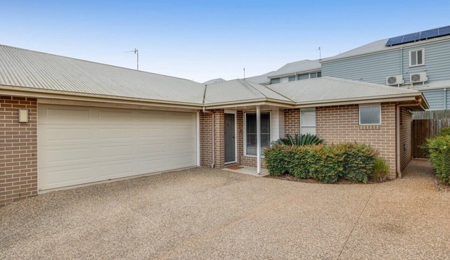 Middle Ridge Retreat – Walk to Shops & Parks!