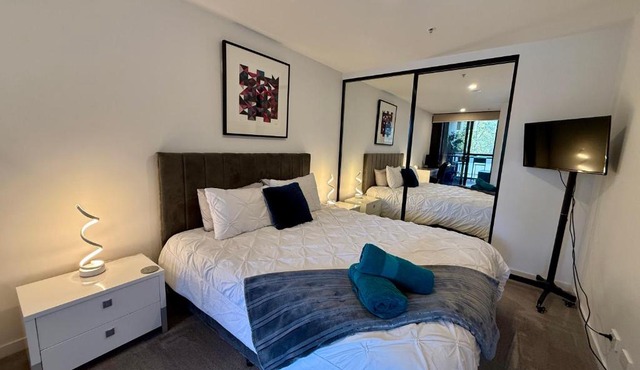 Midnight Luxe 1BR 1Bath Apartment 104 in the heart of Braddon Pool Sauna Secure Parking Wine WiFi