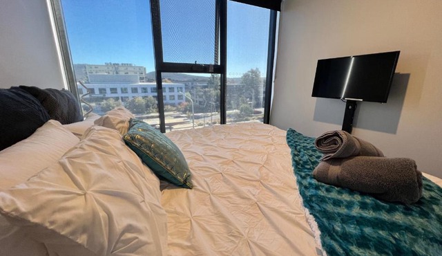 Midnight Luxe 2BR 2Bath Apartment 408 in the heart of Braddon Pool Sauna L4 Views Secure Parking Wine WiFi