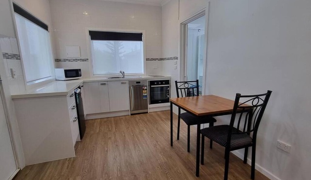 Modern 1 bedroom studio free parking close to CBD