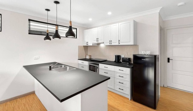 Modern 2 Bedroom Apartment for Small Groups Cairns