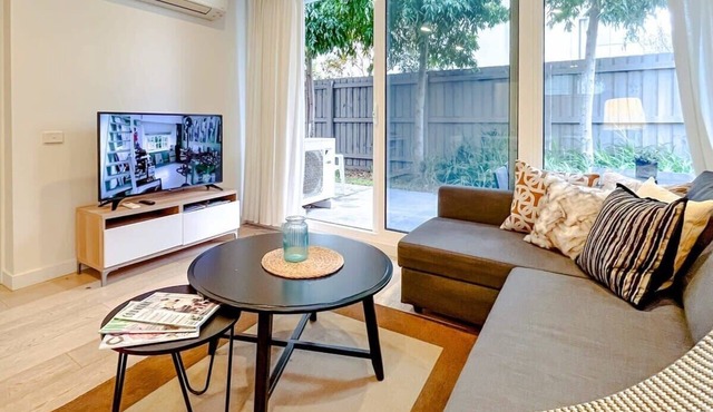 Modern 2B Apartment in Brighton Near Bay Free Parking