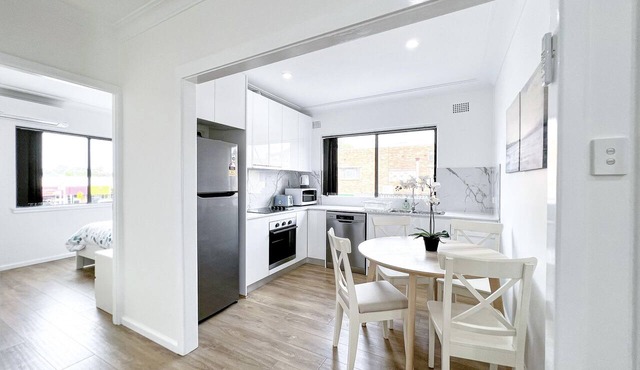 Modern 2BR Apartment in Ingleburn | Walk to Station, Shops & Dinning