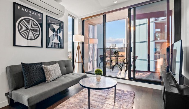 Modern 2BR Apt at Marvel Stadium with Parking & Rooftop Pool