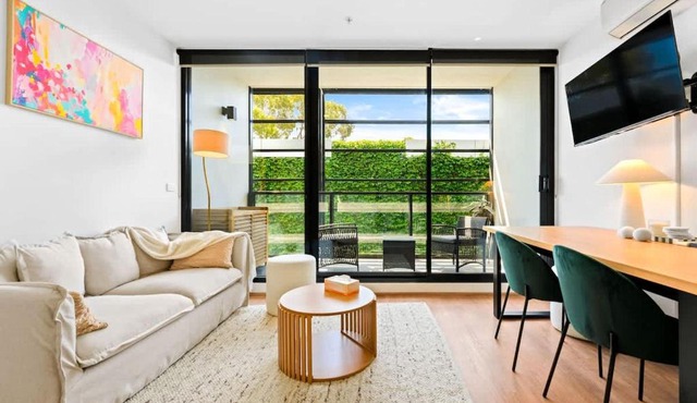 Modern 2BR Apt next to Gosch's Paddock w parking