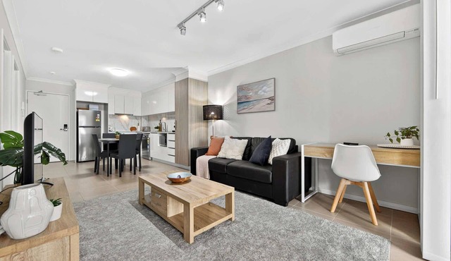 Modern 2BR Rockingham Stay | Walk to Beach & Shops