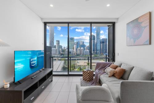 Modern 2BR with River View & Free Parking!