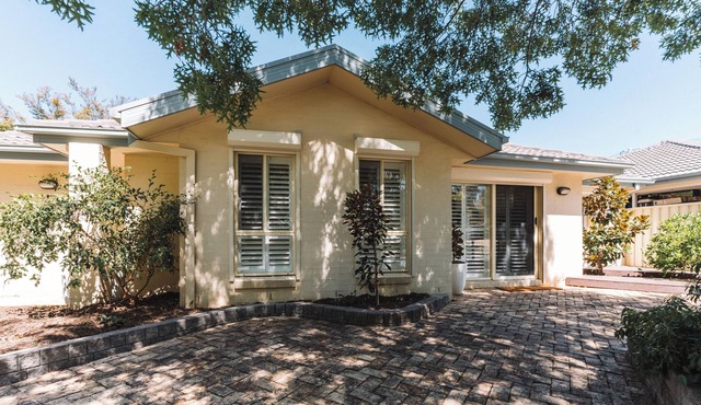 Modern 3BR with Courtyard in Lyons