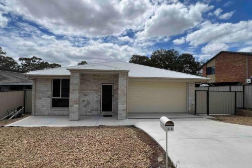 Modern 4BDR 5 Beds Ensuite AC 2 bath