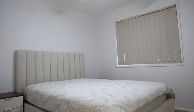 Modern 4bed house for 8 | Prime Mt Gravatt area
