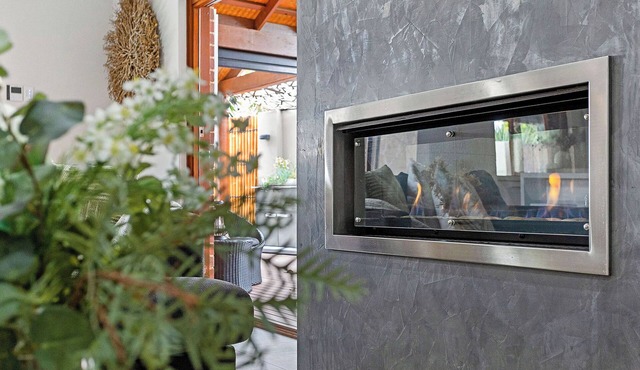 Modern 4Bedroom, two bathrooms, two living areas, Heated Pool, outdoor entertaining area