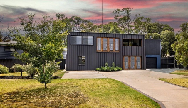 Modern 5-bedroom home with spa